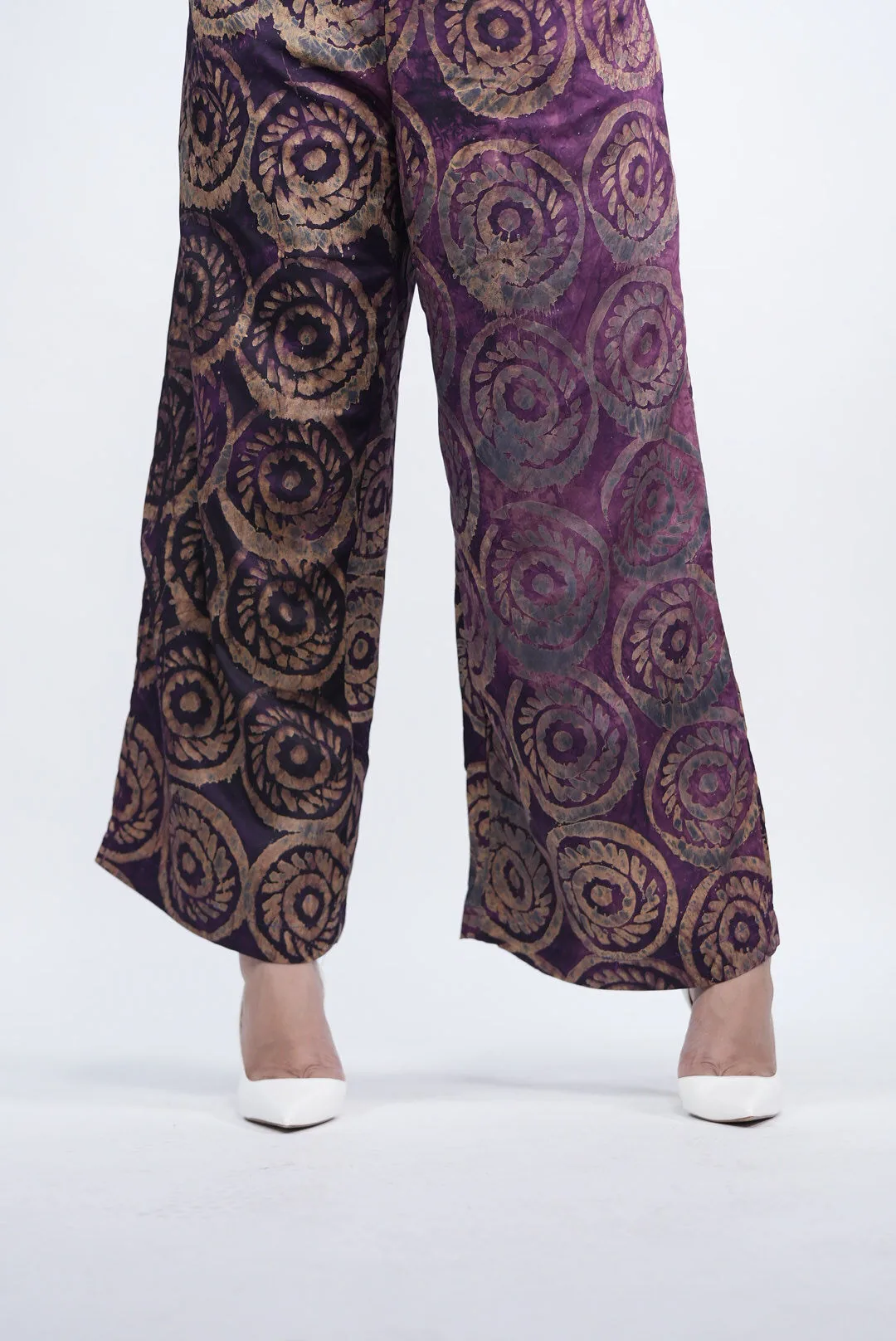 Tombé large de la coupe palazzo, motif Adire violet et doré