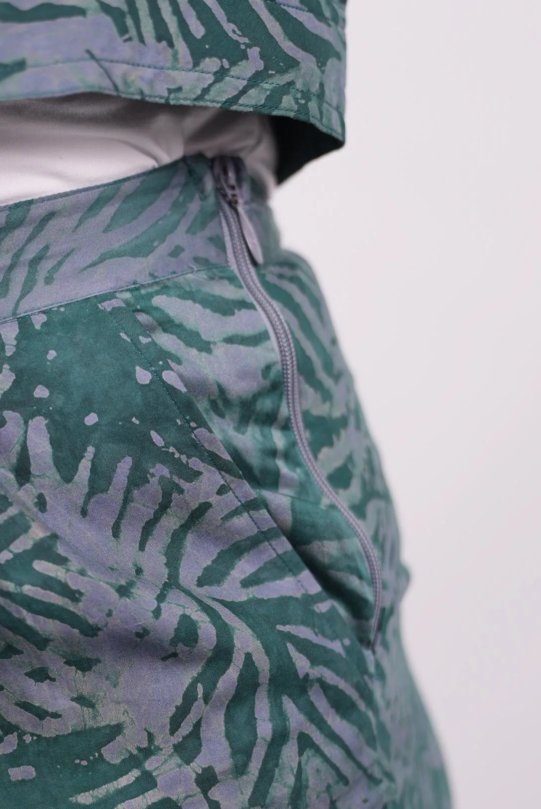 Détail de la fermeture et de la poche du pantalon