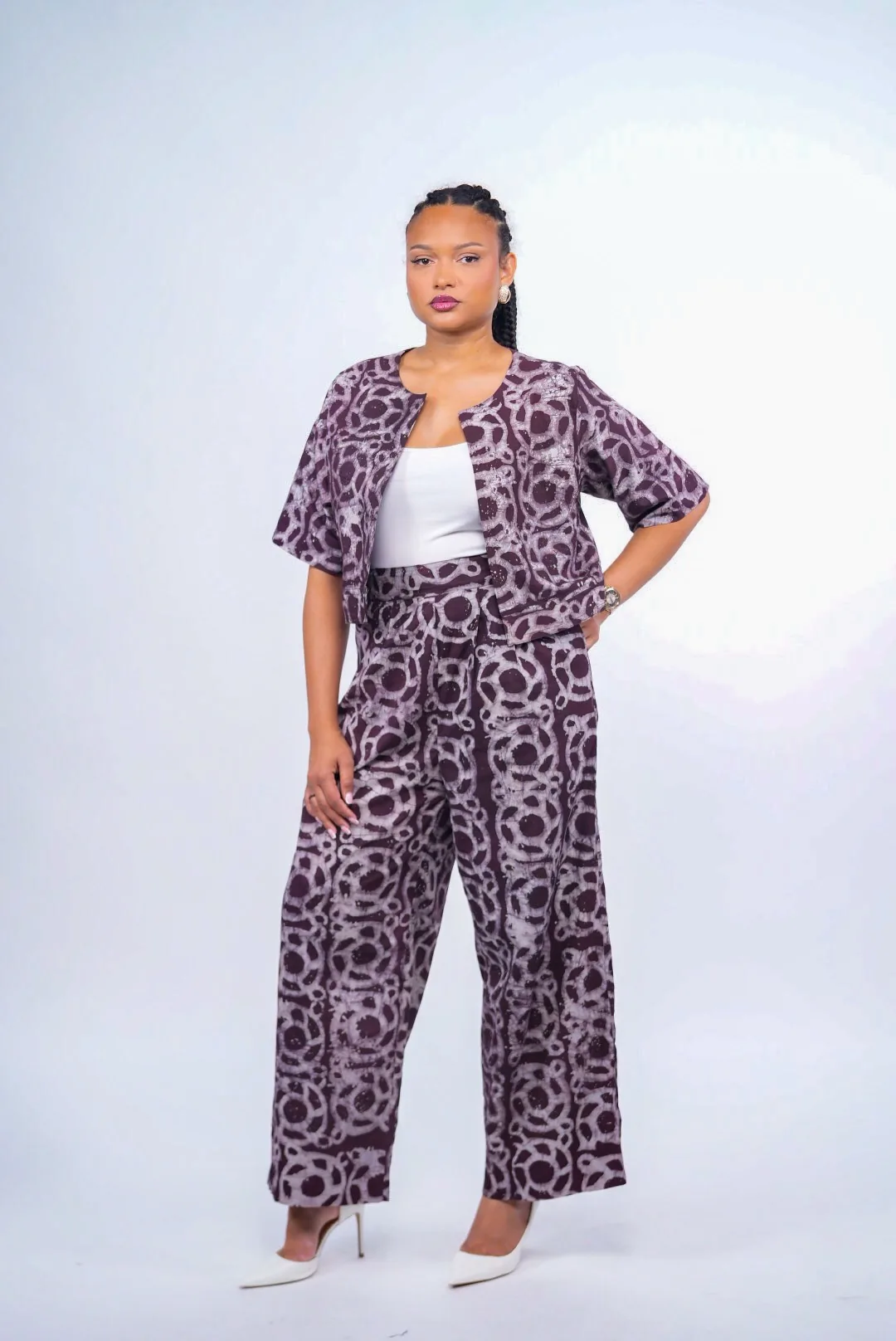 Ensemble HAYAH prune à motifs Adire, top ouvert sur un débardeur blanc