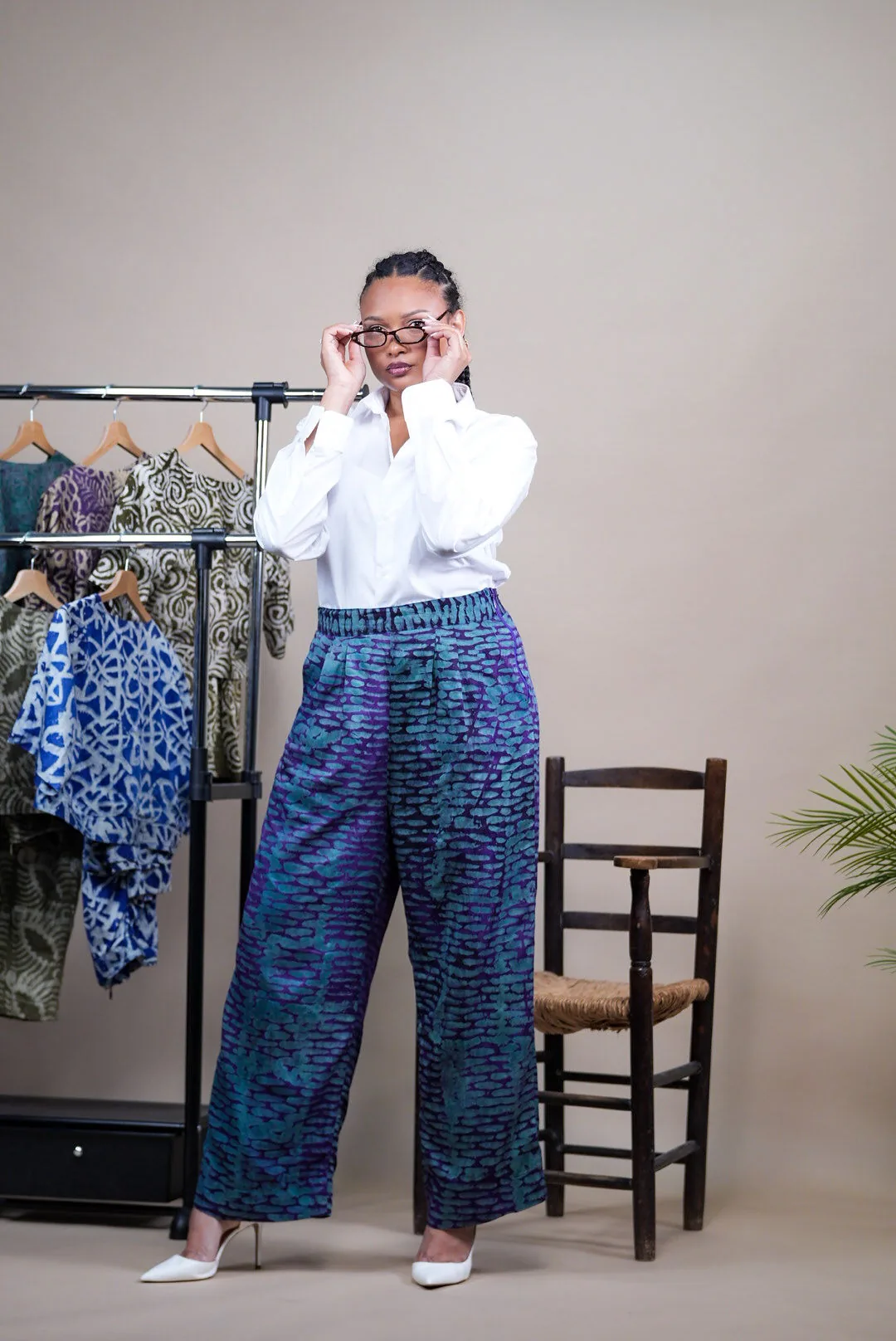 Pantalon HAYAH bleu en coton Adire, porté avec une chemise blanche, vue de face